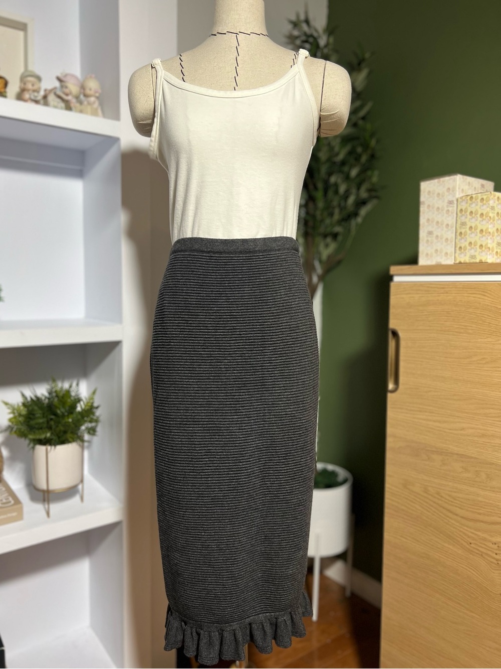 Max Studio Charcoal Gray Ribbed Knit Ruffle Midi Skirt XS